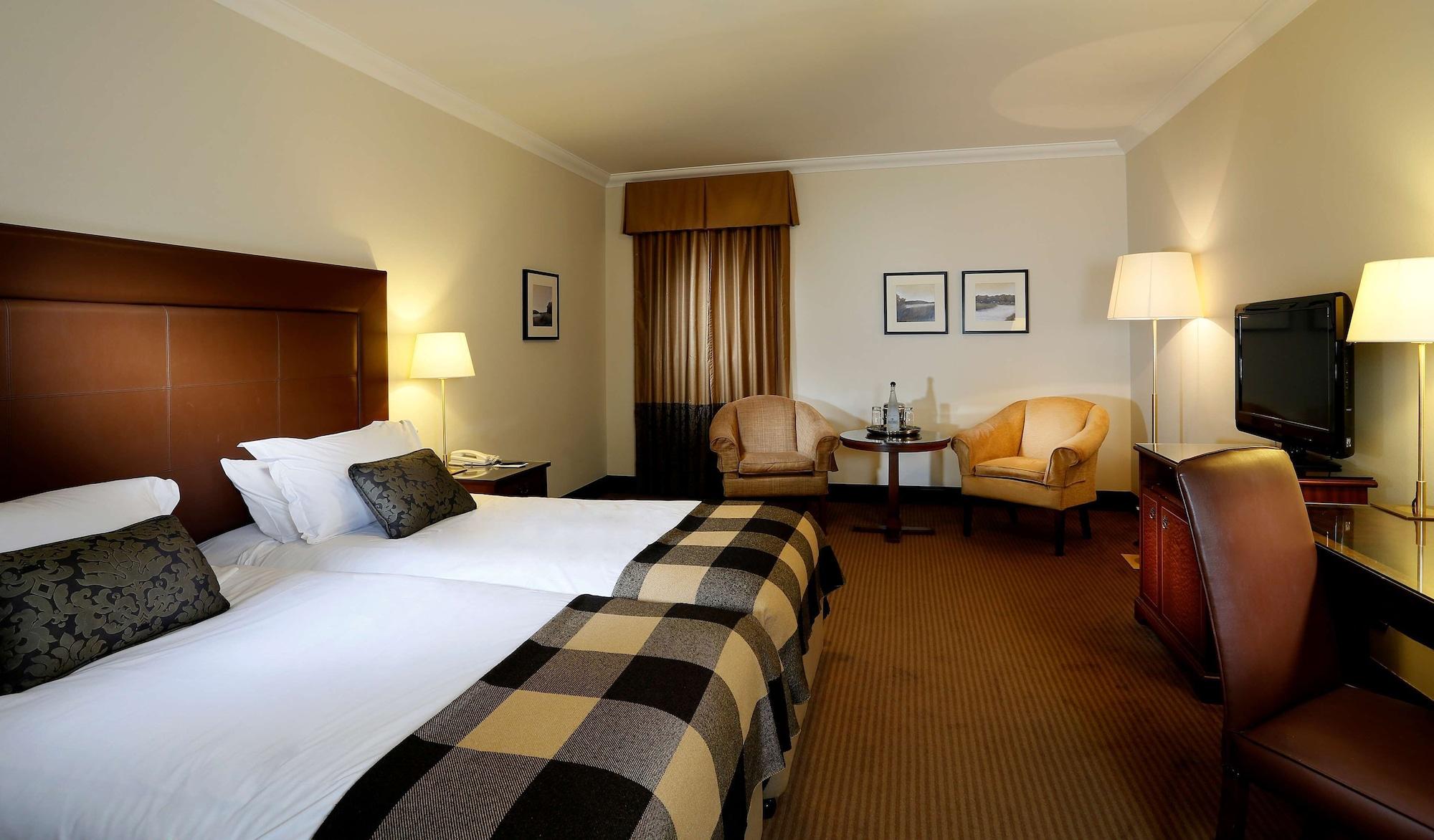 แมคโดนัลด์ ฮุสตัน เฮาส์ โฮเต็ล แอนด์ สปา Hotel Uphall ภายนอก รูปภาพ