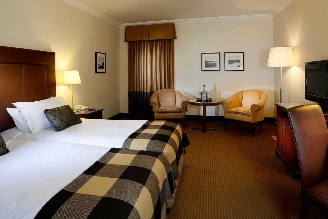 แมคโดนัลด์ ฮุสตัน เฮาส์ โฮเต็ล แอนด์ สปา Hotel Uphall ภายนอก รูปภาพ
